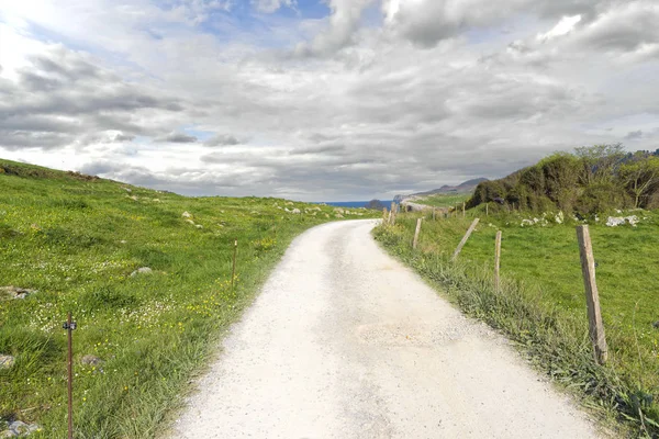 Asturias Buelna sahil boyunca yürüyüş