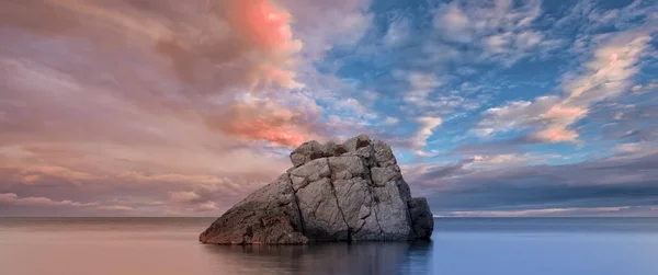 Βράχο Στη Θάλασσα Στο Ηλιοβασίλεμα Στην Πόλη Ίμπιζα Ισπανία — Φωτογραφία Αρχείου