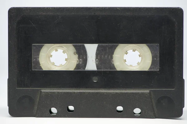 白い背景に古い黒いカセット テープ — ストック写真