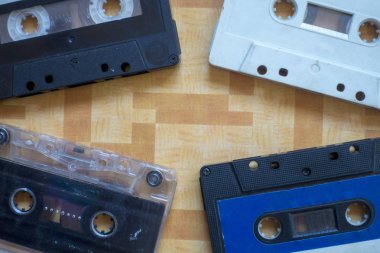 Eski kasetlerden bir turuncu masa üstünde