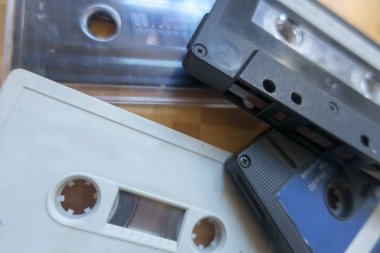 Eski kasetlerden bir turuncu masa üstünde