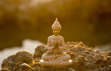 Deniz kenarı, İspanya meditasyon bir Buda figürü