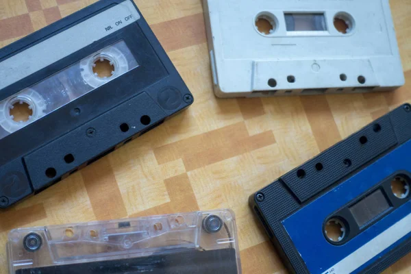 Eski kasetlerden bir turuncu masa üstünde