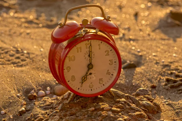 Ein Roter Wecker Sand Eines Strandes Bei Sonnenaufgang — Stockfoto