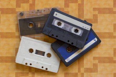 Turuncu bir arka plan üzerinde birkaç müzik kaset