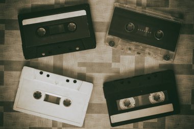 Turuncu bir arka plan üzerinde birkaç müzik kaset