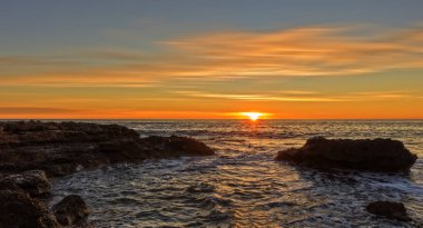 Gün doğumunda Akdeniz'de Oropesa, Castellon, İspanya