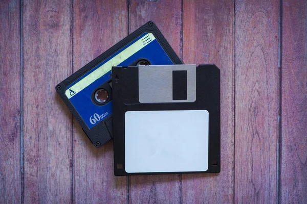 Antika Bilgisayar Disketleri Kaset Kahverengi Ahşap Arka Plan Üzerinde — Stok fotoğraf