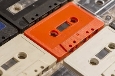 Birkaç eski analog ve kasetler çeşitli renkler, İspanya