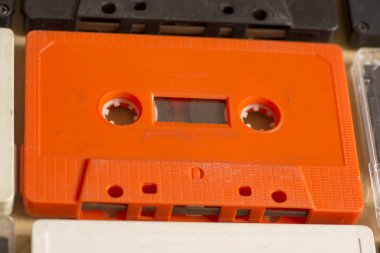 Birkaç eski analog ve kasetler çeşitli renkler, İspanya