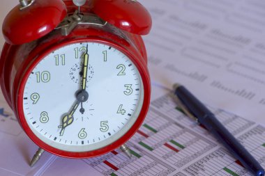 Masanın üzerinde bir şirketin çeşitli muhasebe belgeleri