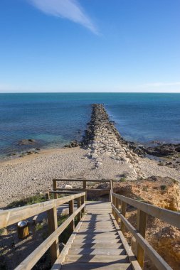 Erişim merdiven bir deniz blister Beach, costa daurada, İspanya