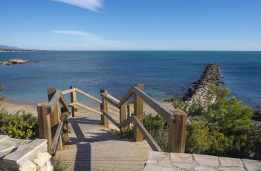Erişim merdiven bir deniz blister Beach, costa daurada, İspanya