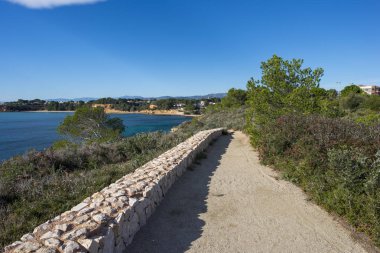 Ametlla de Mar tarragona, İspanya kıyısında yürümek