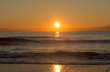 Sunrise bir plajda Denia, Alicante, İspanya