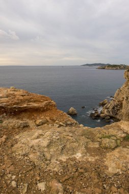 Sahile bassa Cove San Antonio, Ibiza, İspanya