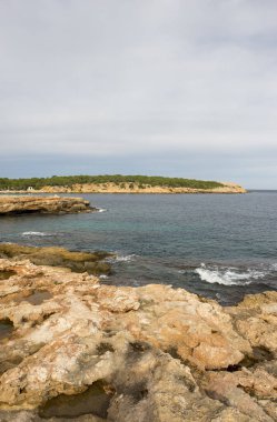 Sahile bassa Cove San Antonio, Ibiza, İspanya