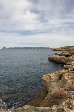 Sahile bassa Cove San Antonio, Ibiza, İspanya