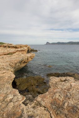 Sahile bassa Cove San Antonio, Ibiza, İspanya