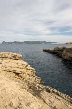 Sahile bassa Cove San Antonio, Ibiza, İspanya