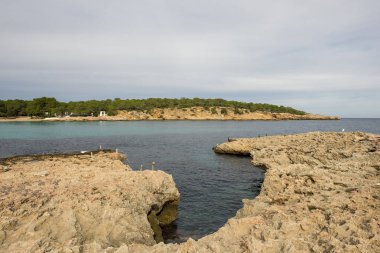 Sahile bassa Cove San Antonio, Ibiza, İspanya