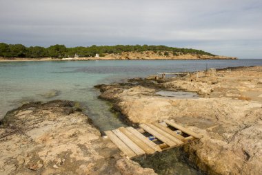 Sahile bassa Cove San Antonio, Ibiza, İspanya