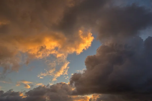 Gęste Orange Burzowe Chmury Zachodzie Słońca Niebie Hiszpania — Zdjęcie stockowe