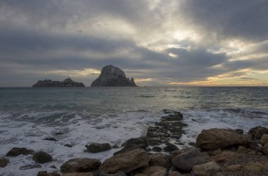 La isla de Es vedra desde Ibiza al atardecer, İspanya