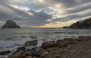 La isla de Es vedra desde Ibiza al atardecer, İspanya
