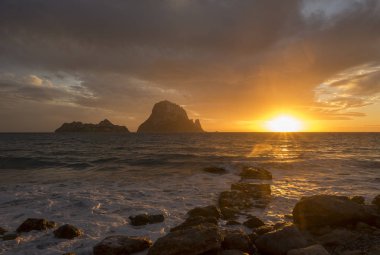 La isla de Es vedra desde Ibiza al atardecer, İspanya