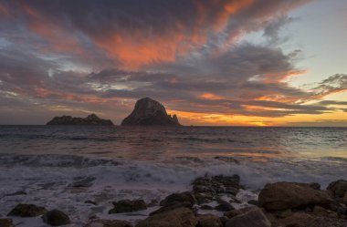 La isla de Es vedra desde Ibiza al atardecer, İspanya