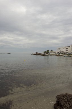 Santa Eulalia kıyılarında bir bulutlu gün, Ibiza, İspanya
