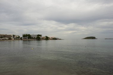 Santa Eulalia kıyılarında bir bulutlu gün, Ibiza, İspanya