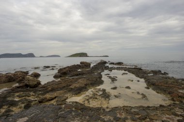 Santa Eulalia kıyılarında bir bulutlu gün, Ibiza, İspanya