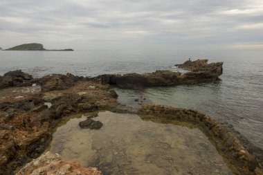 Santa Eulalia kıyılarında bir bulutlu gün, Ibiza, İspanya