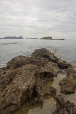 Santa Eulalia kıyılarında bir bulutlu gün, Ibiza, İspanya