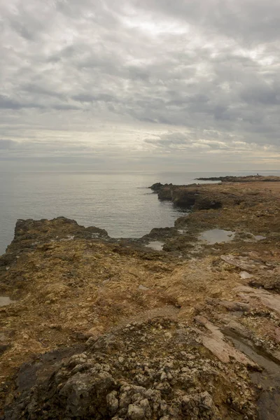 非常に曇りの日 スペイン イビサ島の海 — ストック写真