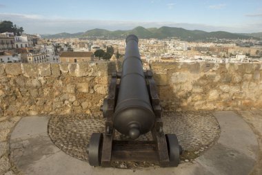 İbiza, İspanya ortaçağ köyü eski toplar