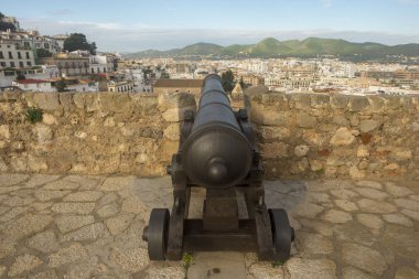 İbiza, İspanya ortaçağ köyü eski toplar