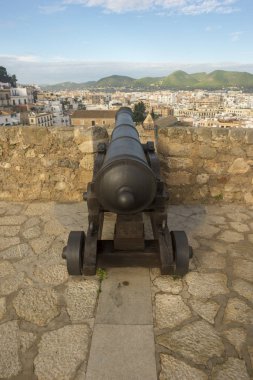 İbiza, İspanya ortaçağ köyü eski toplar