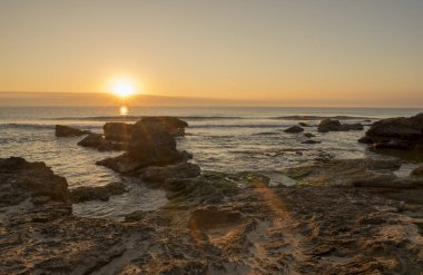 Oropesa del Mar, İspanya kayaların arasındaki bir gündoğumu