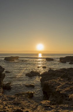 Oropesa del Mar, İspanya kayaların arasındaki bir gündoğumu