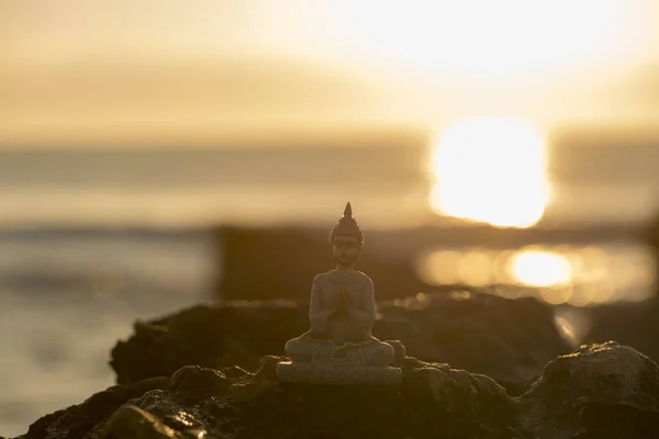 Una Figura Buda Una Roca Junto Mar España —  Fotos de Stock