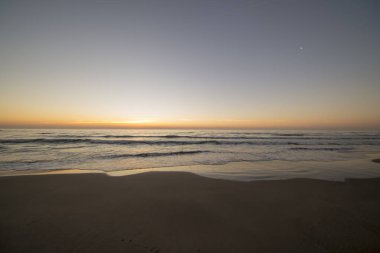 Güzel gündoğumu Barcelona beach