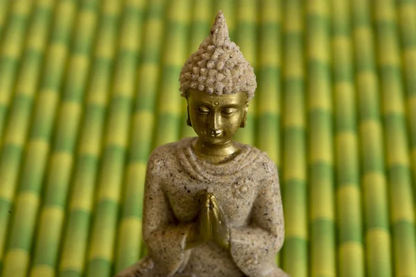 A figura de um Buda em uma posição meditativa — Fotografia de Stock