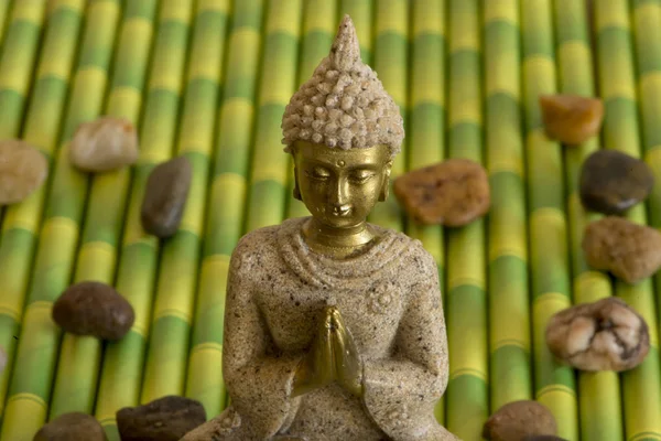 A figura de um Buda em uma posição meditativa — Fotografia de Stock
