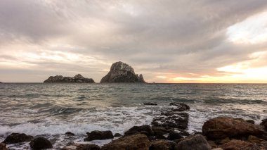 Güzel bir gün batımı üzerinde Adası, Es Vedra, Ibiza