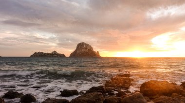 Güzel bir gün batımı üzerinde Adası, Es Vedra, Ibiza