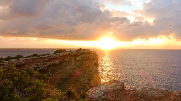 Nascer do sol no Cabo da Martinica de Ibiza, Ilhas Baleares — Fotografia de Stock