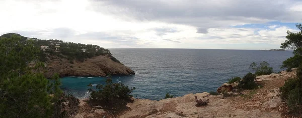 La costa de Ibiza un día muy nublado — Foto de Stock